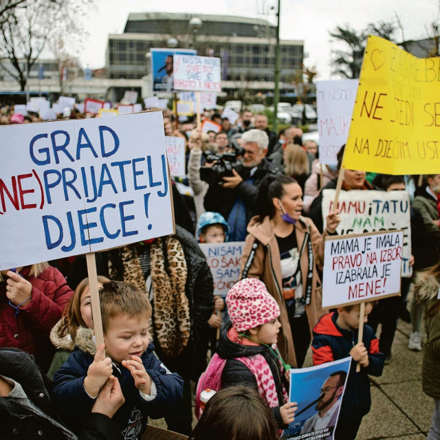 Prosvjed roditelja odgojitelja ispred Gradskog poglavarstva zbog ukidanja prava