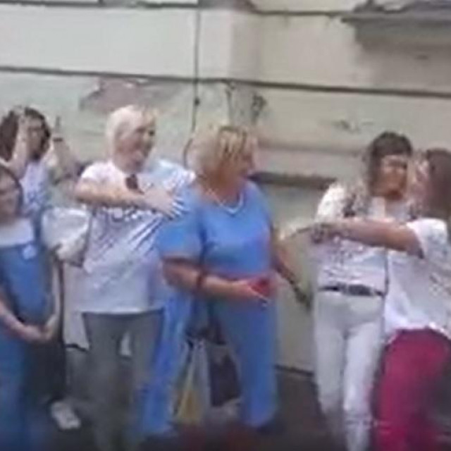 Veselje ispred suda
