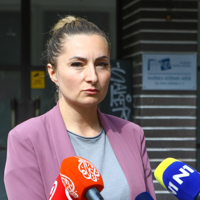 Iva Šušković ispred sjedišta SDLSN-a