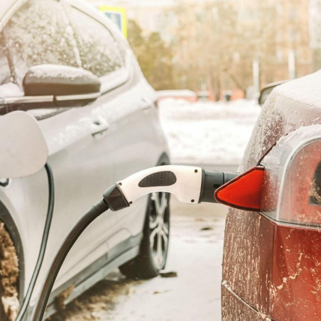 Električni auto na punjaču, zima
