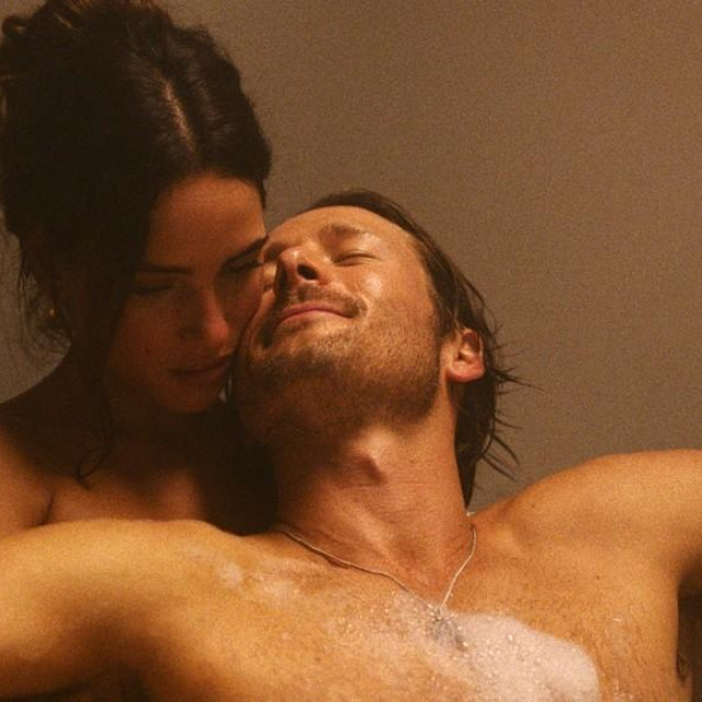 Adria Arjona i Glen Powell u sceni iz filma Hit Man