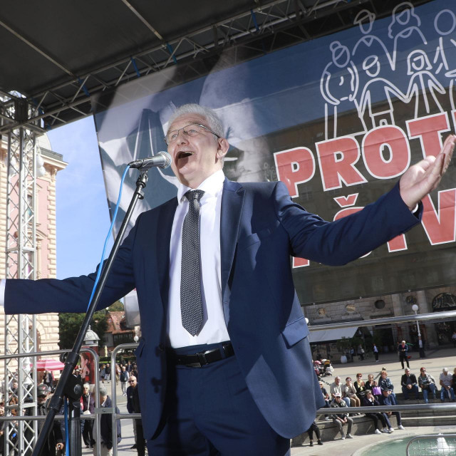 Milivoj Špika drži govor na Trgu bana Jelačića